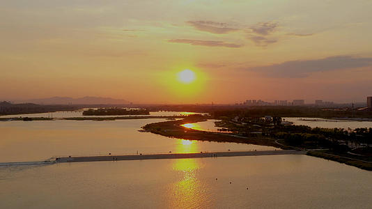 4K航拍石家庄滹沱河湿地夕阳视频的预览图