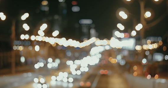 大城市的夜间交通灯视频的预览图