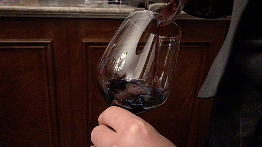 红酒倒入红酒杯视频的预览图