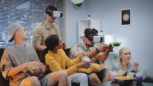 两个帅哥在虚拟现实镜子里玩控制台游戏在快乐的公司里玩控制台游戏视频的预览图