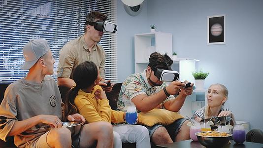 两个年轻人在虚拟现实眼镜上玩网络游戏一个人赢了视频的预览图