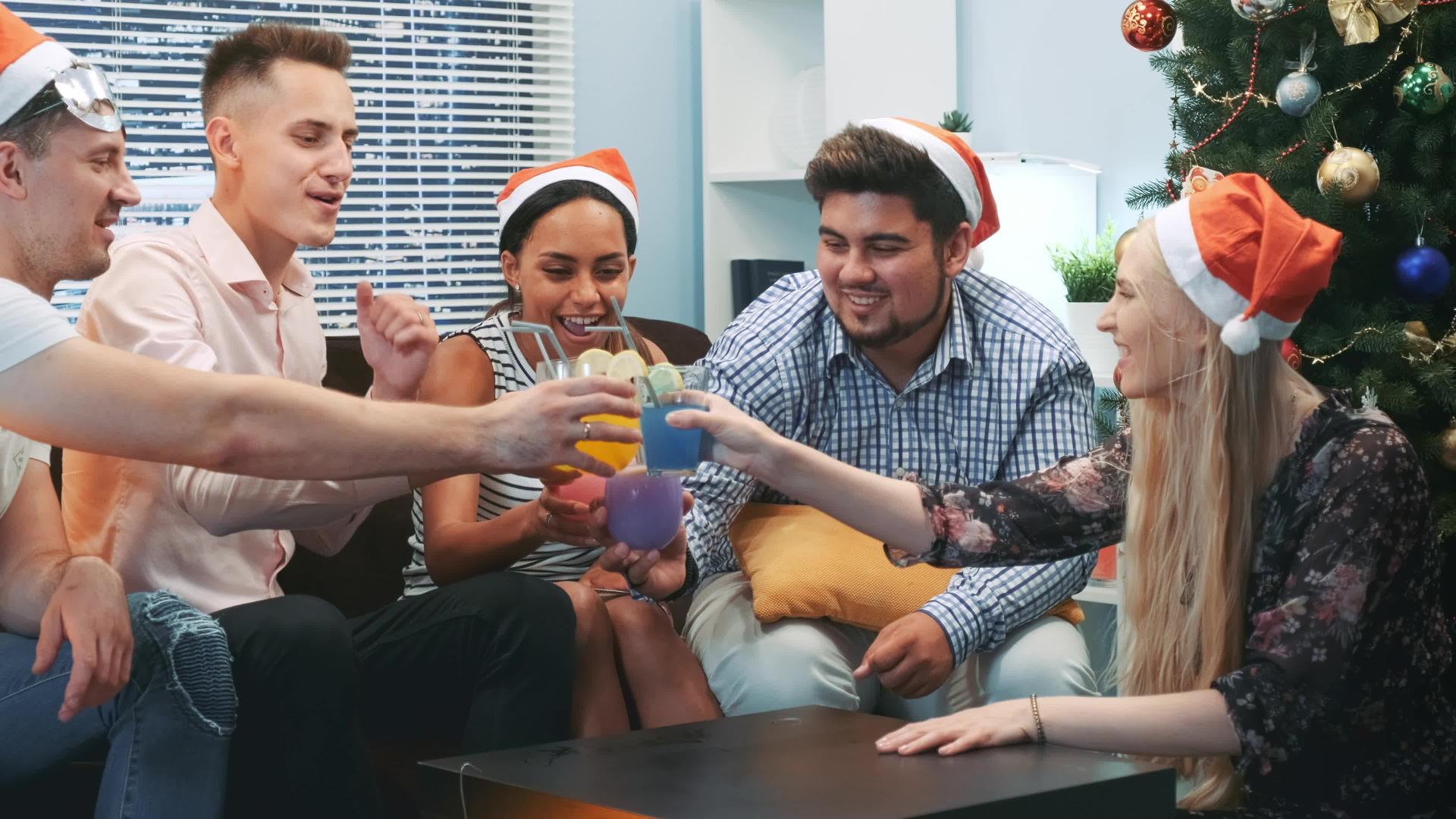 混血情侣在圣诞派对上交朋友视频的预览图
