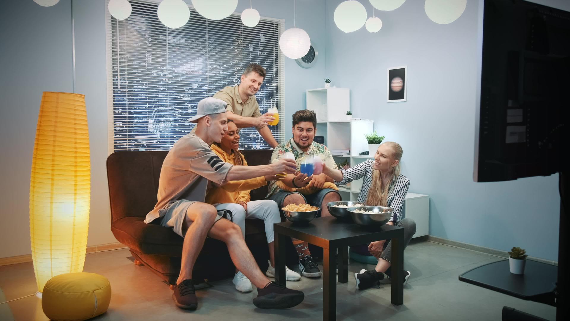 快乐的年轻人用干冰鸡尾酒互相欢呼视频的预览图