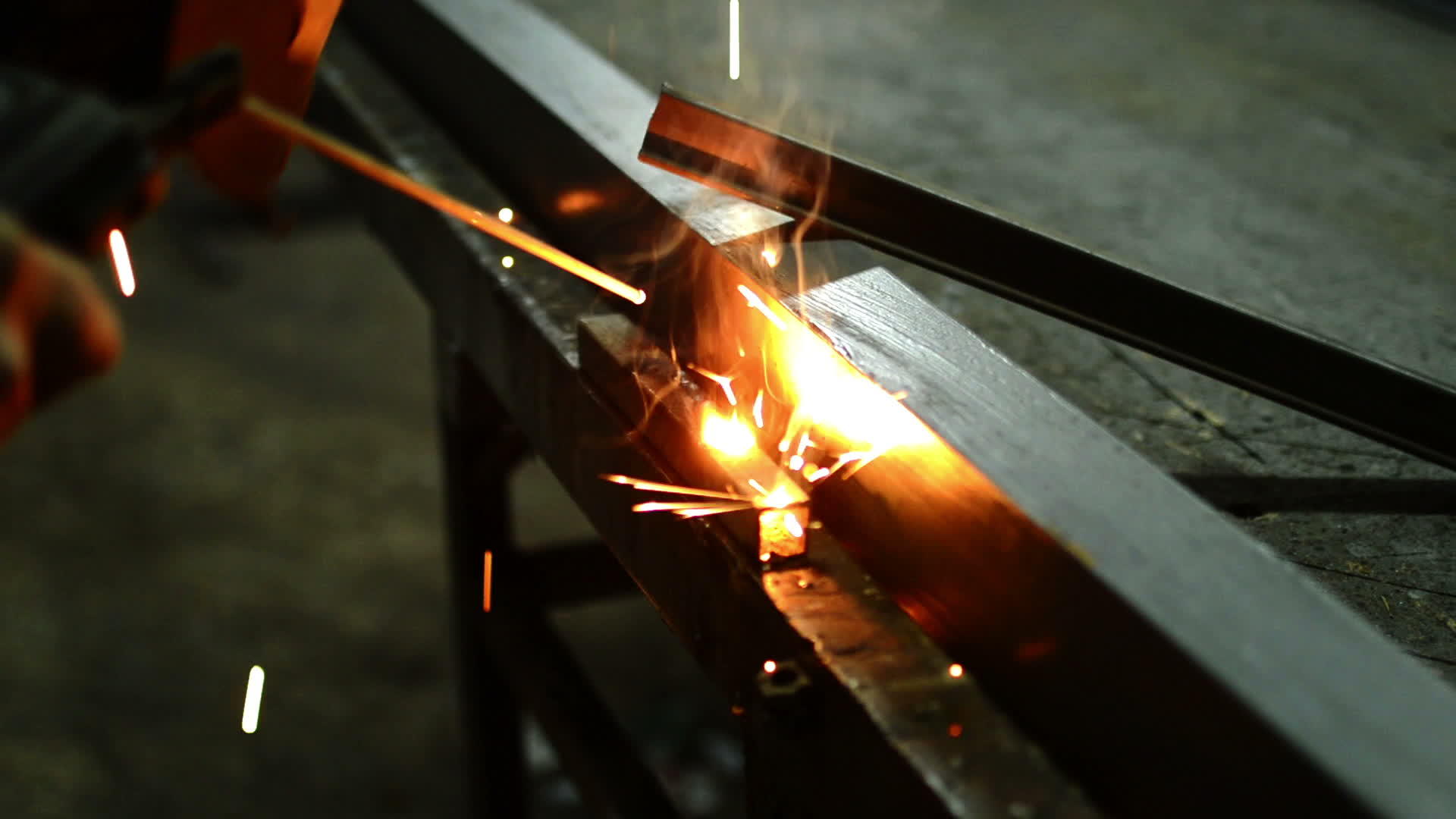 焊机焊工视频的预览图