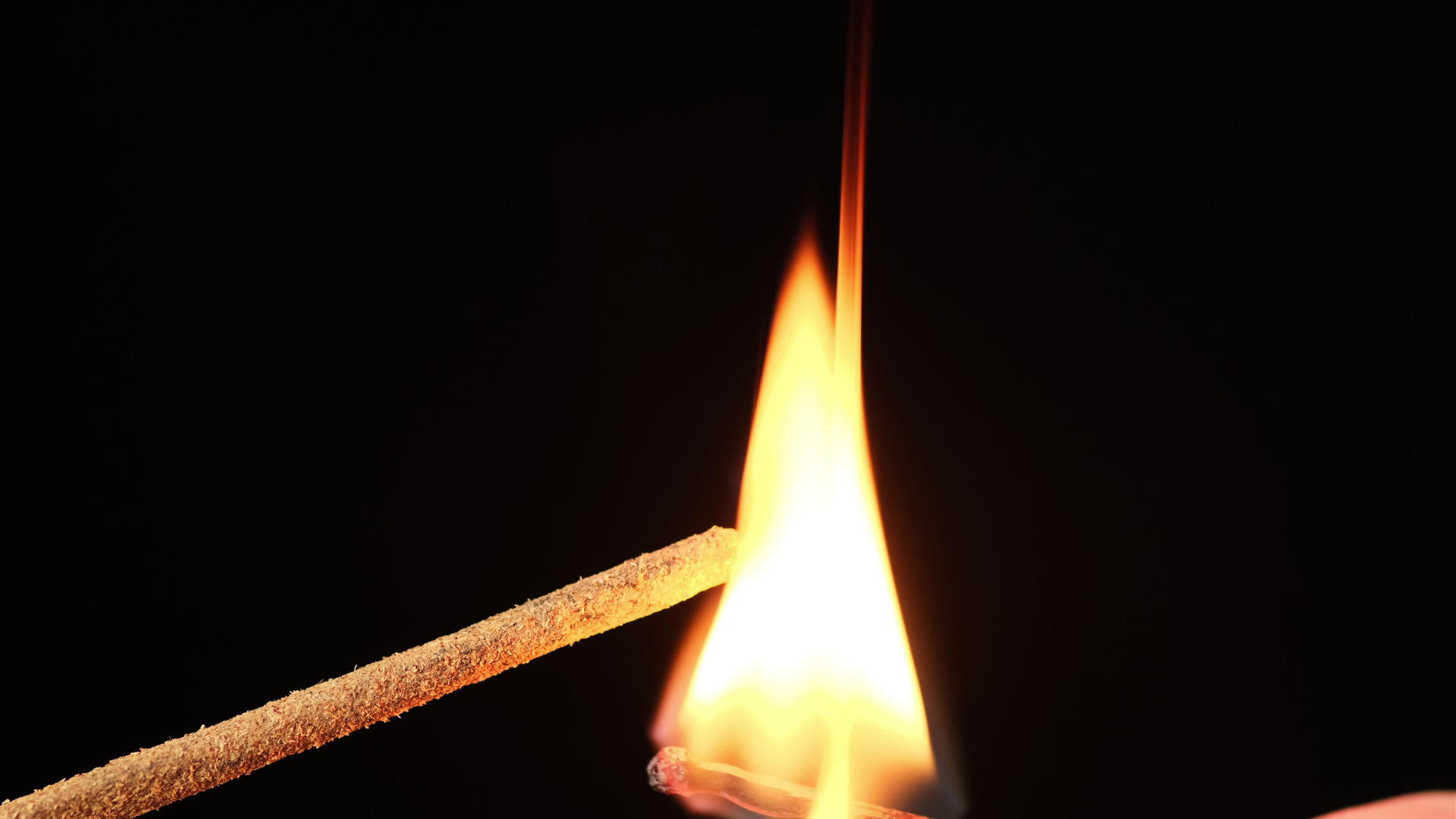 黑底漆上的烧香火棍从木柴中点燃视频的预览图