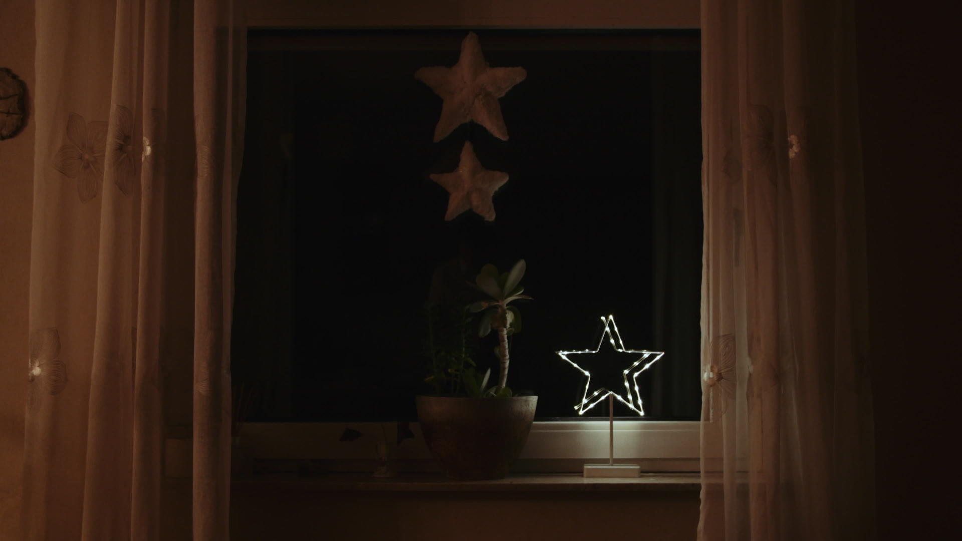 带有圣诞装饰的黑夜窗口infowhatsthis视频的预览图