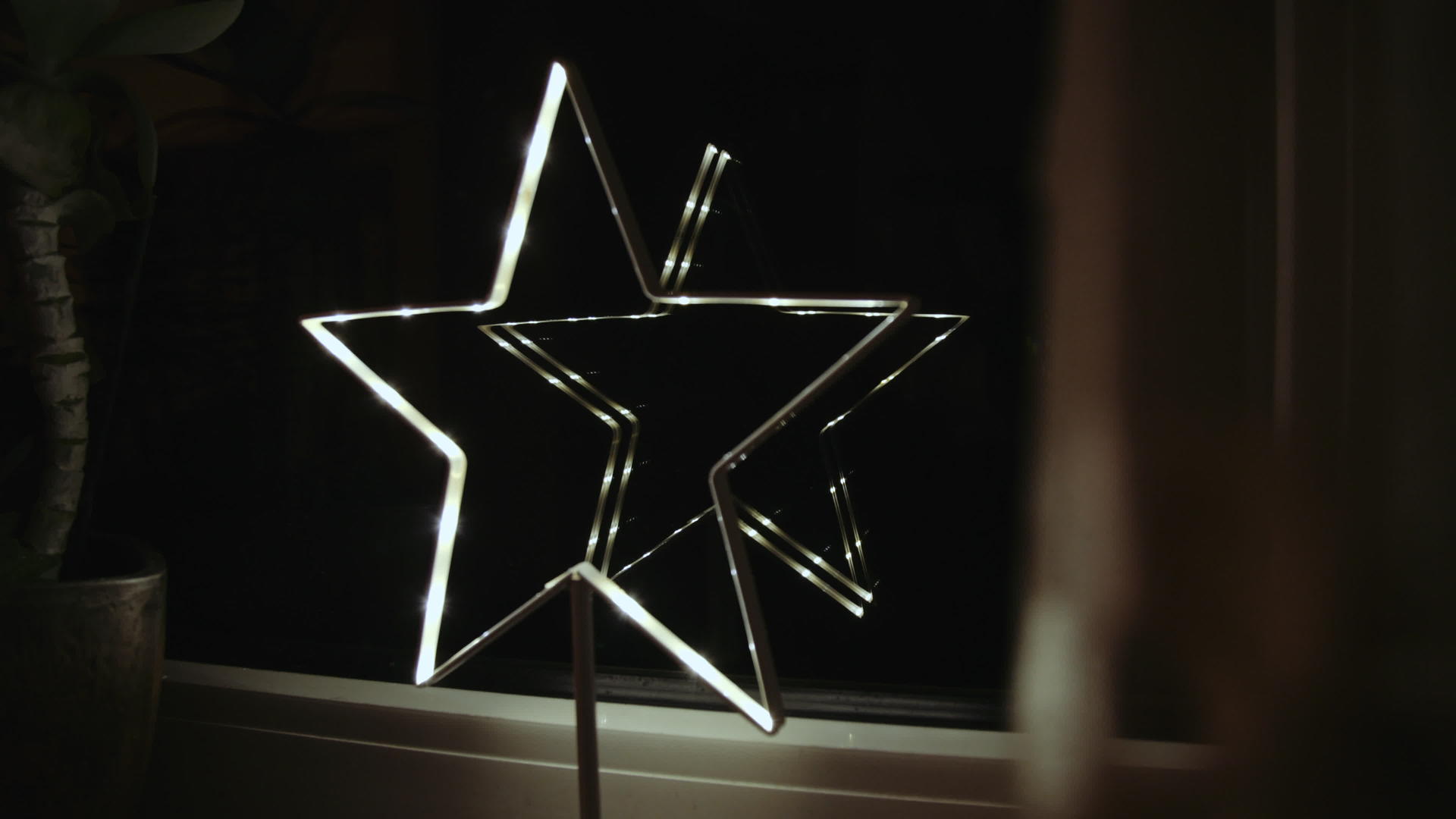 圣诞星光观光装饰使窗户反射发光视频的预览图