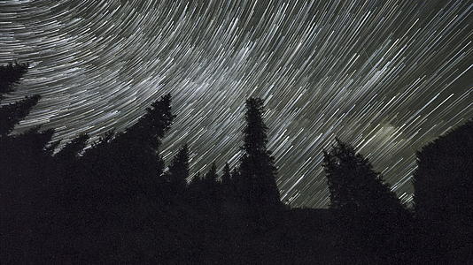 星空中的恒星足迹跨迷宫森林的星空视频的预览图