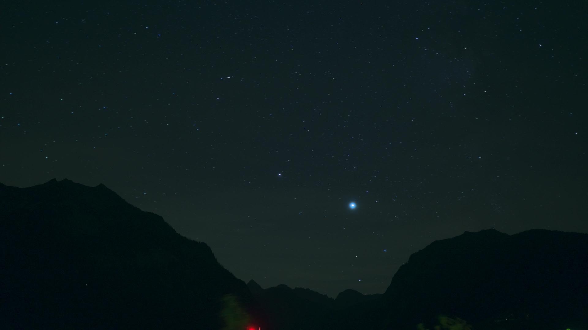 山山和星宿的夜景视频的预览图