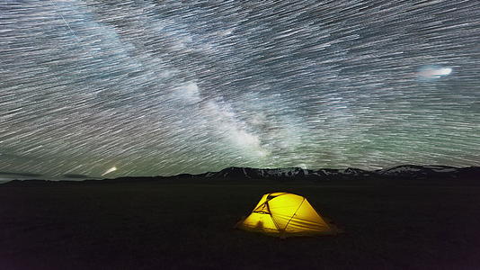 星空与黄色发光帐篷上的星星相伴视频的预览图