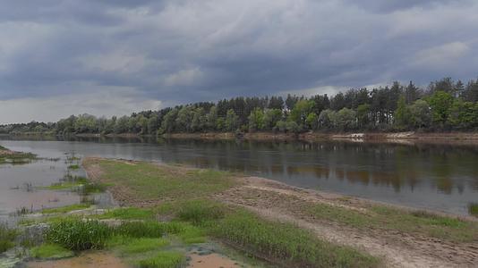 乌拉被发现在乌克兰首都基辅附近的德纳河上发现视频的预览图