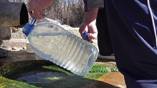 5升塑料水瓶用于收集天然泉水和5升塑料水瓶视频的预览图