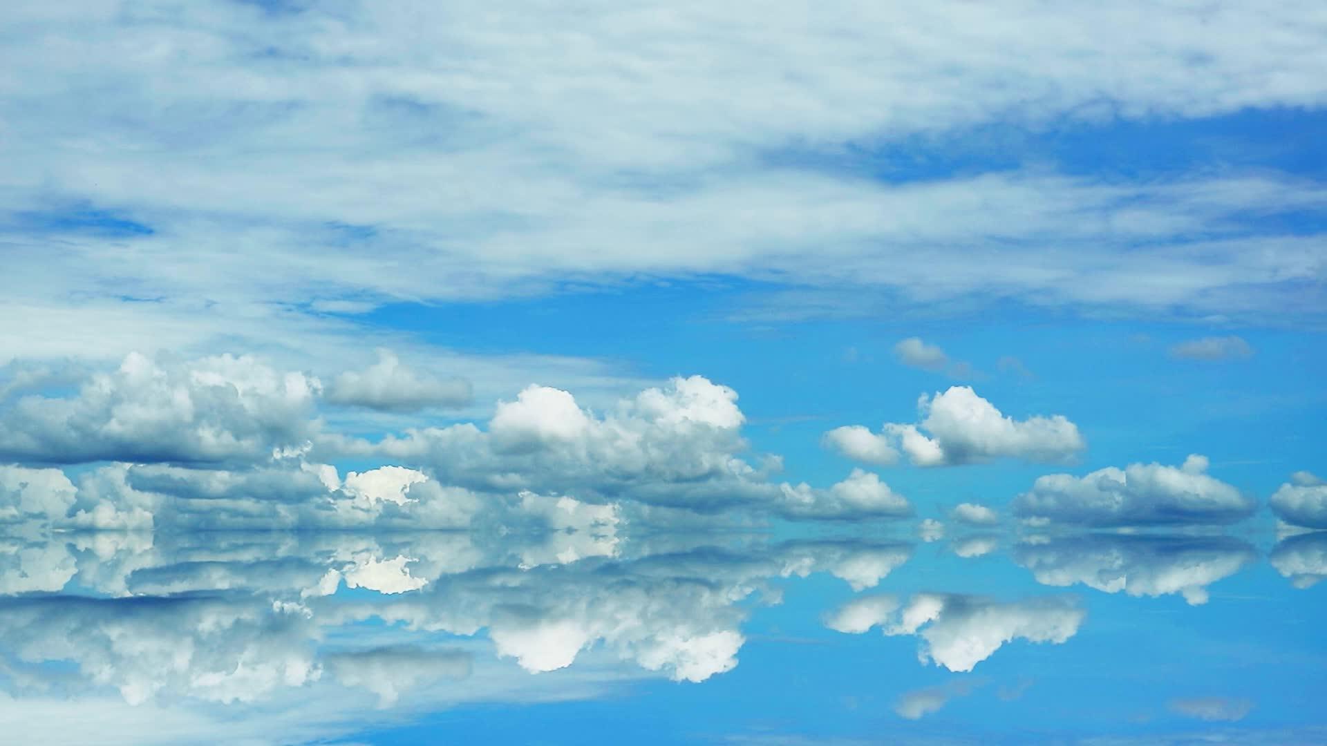 雨季时间错时白云和蓝天反射视频的预览图