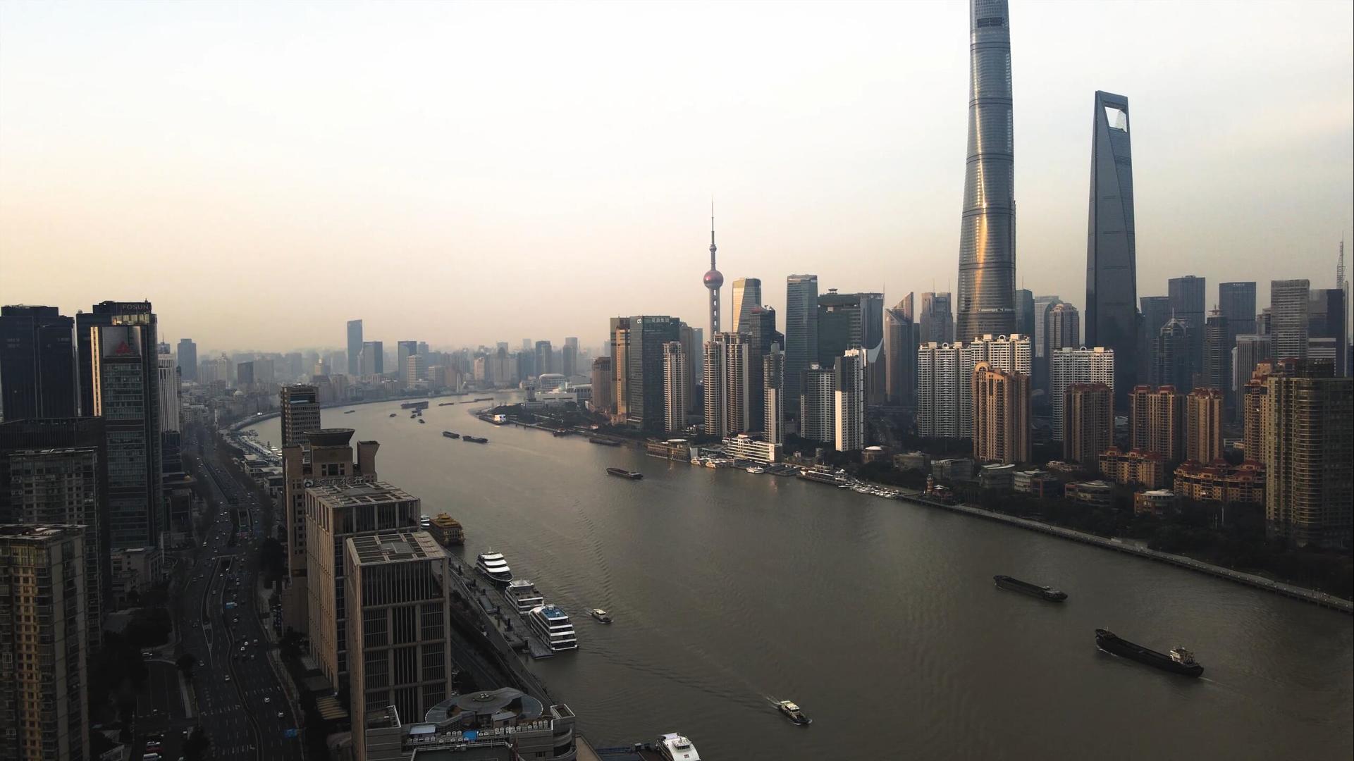 4k上海陆家嘴黄浦江城市发展轮船游艇大楼远景航拍视频的预览图