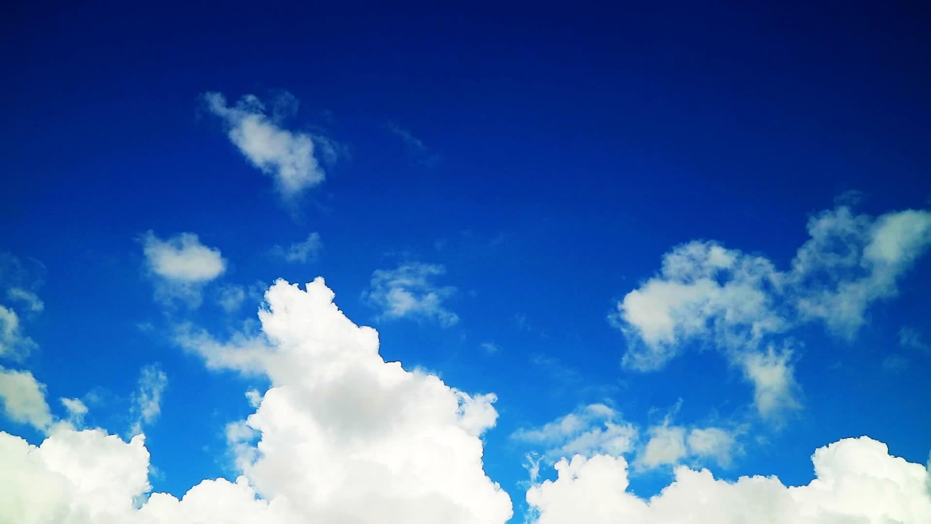 纯蓝色的天空和白色的灰色云视频的预览图