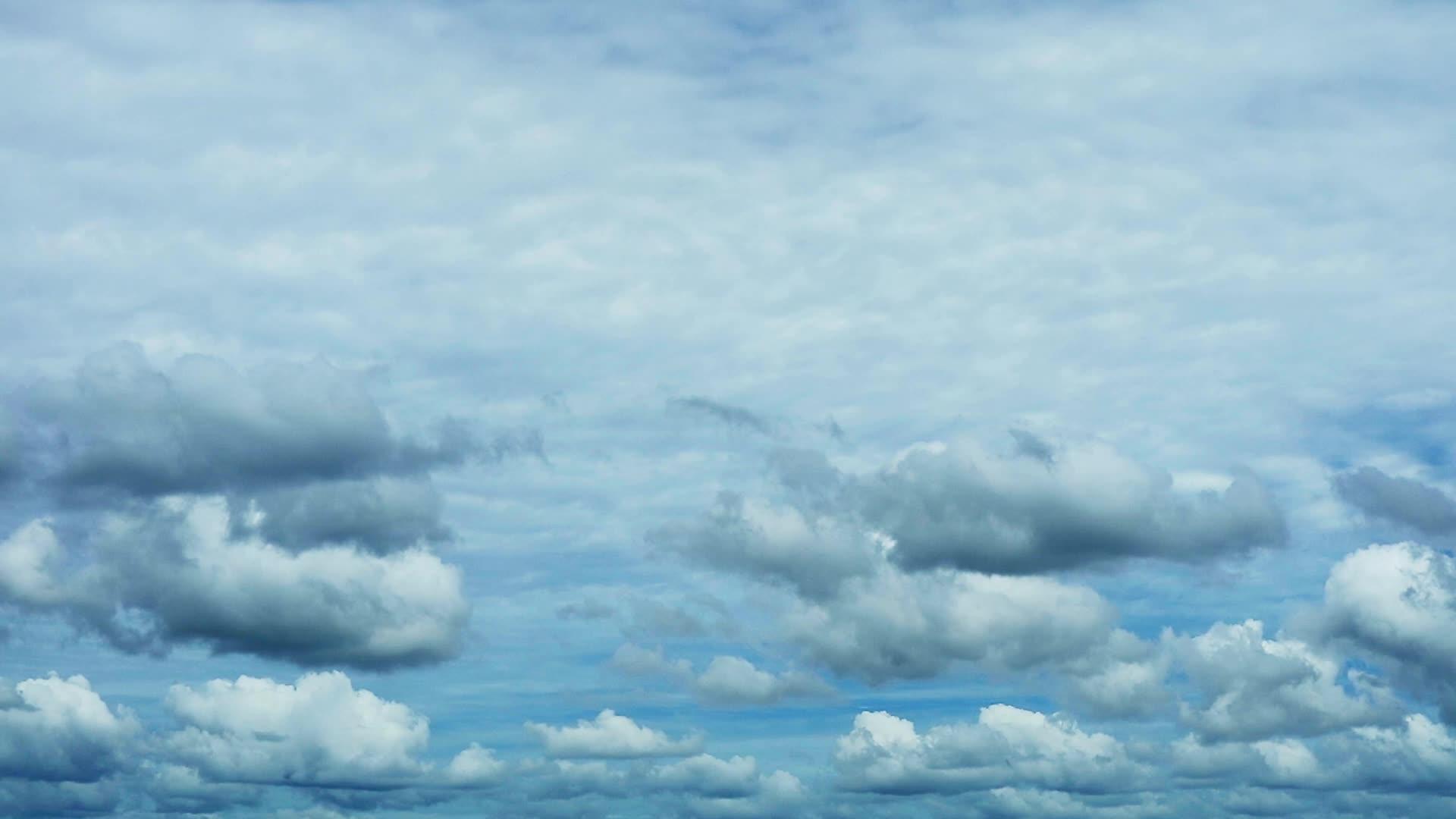 白云和灰云在雨季流逝时移动蓝天视频的预览图