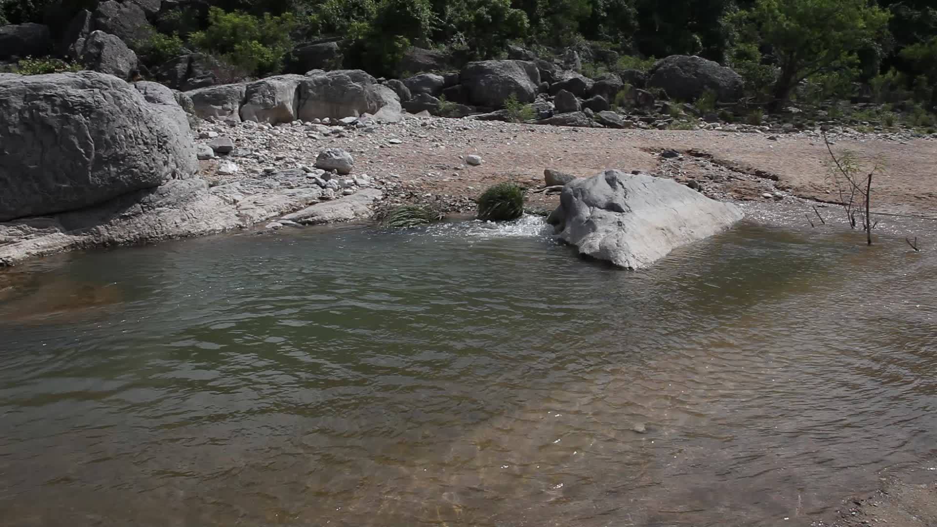 泉水从地下流出的柏德纳雷斯河视频的预览图
