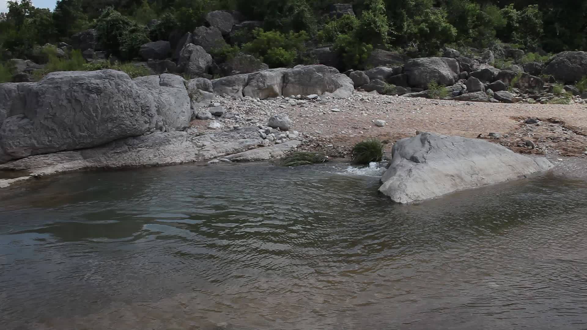 弹簧在Pedernales瀑布的州立公园视频的预览图