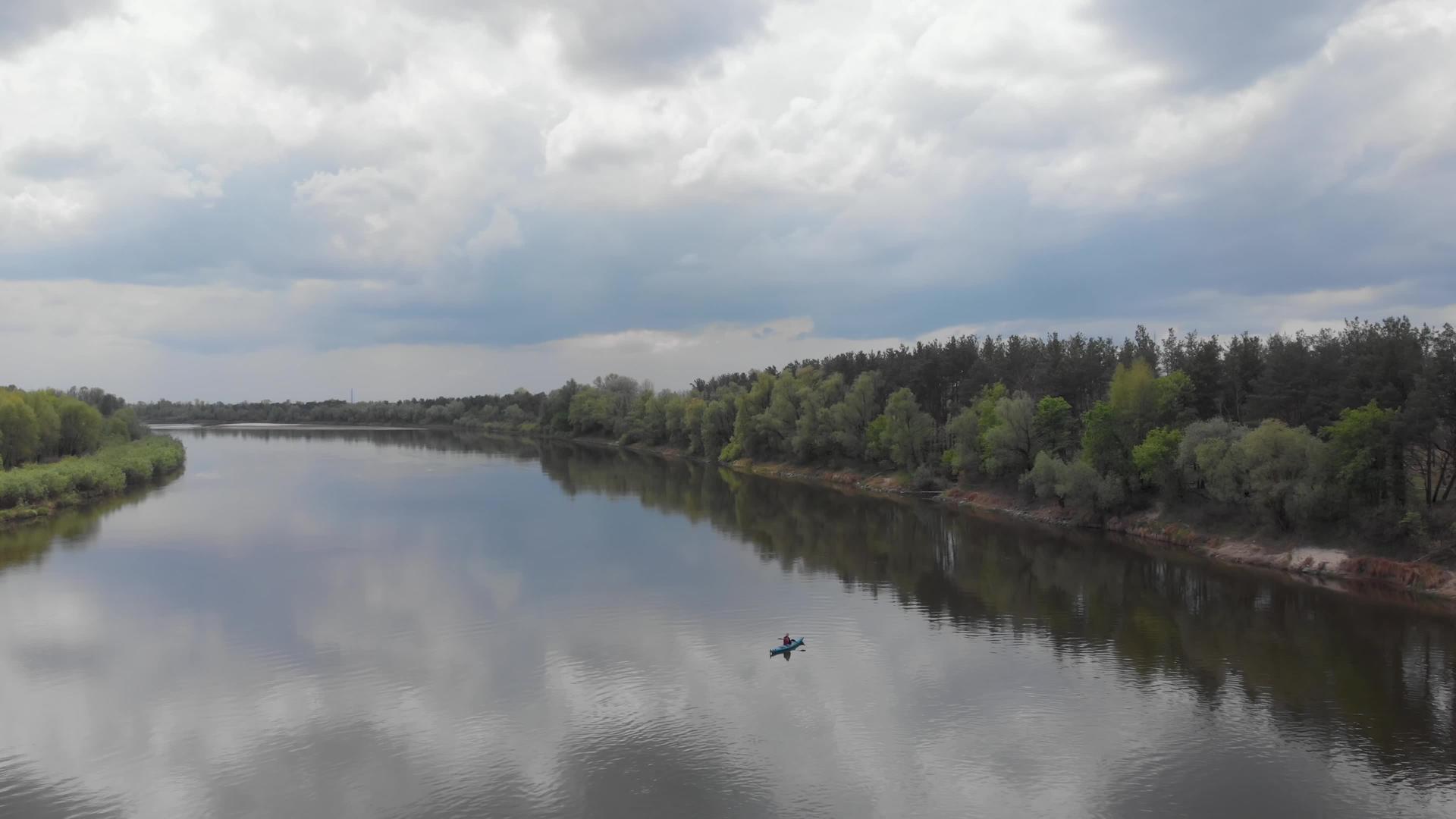 在Kyiv德纳河附近一条宽阔而平静的河床视频的预览图