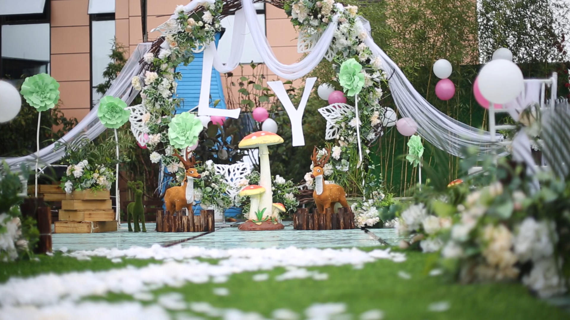 户外婚礼现场视频视频的预览图
