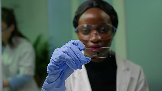 非洲植物学家的女性正在研究生物实验的基因测试样本视频的预览图