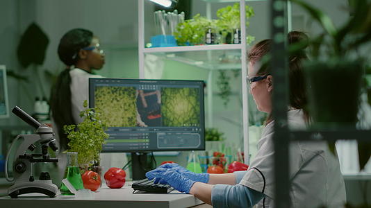 女性科学家和研究人员在计算机上输入生物化学专业知识视频的预览图