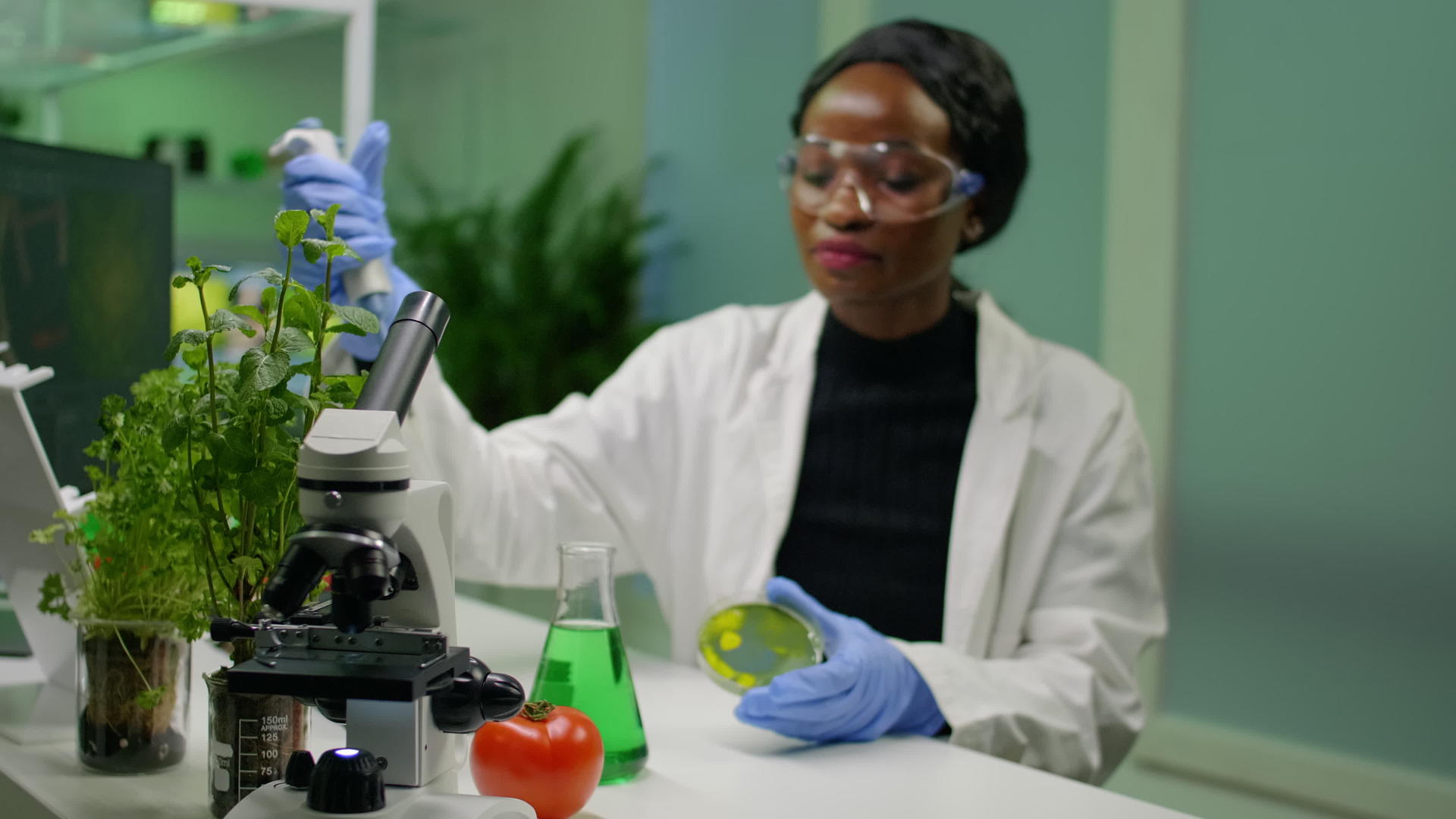 从试管中取出DNA非洲女性的溶液视频的预览图