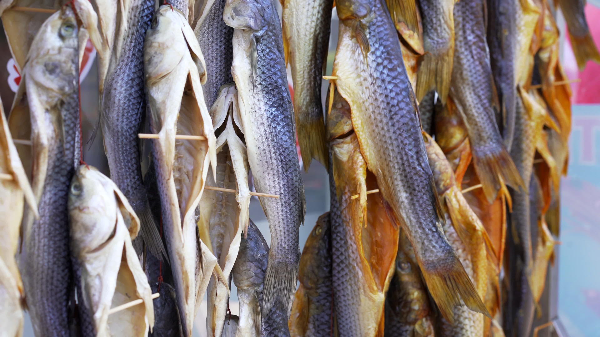 干鱼挂在生海鲜海鲜食品上视频的预览图