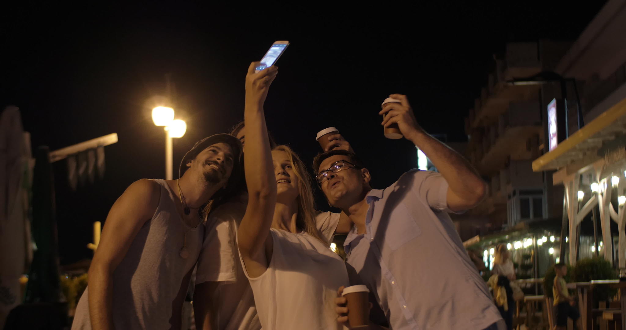 晚上在Perea年轻的小公司在手机上自拍视频的预览图