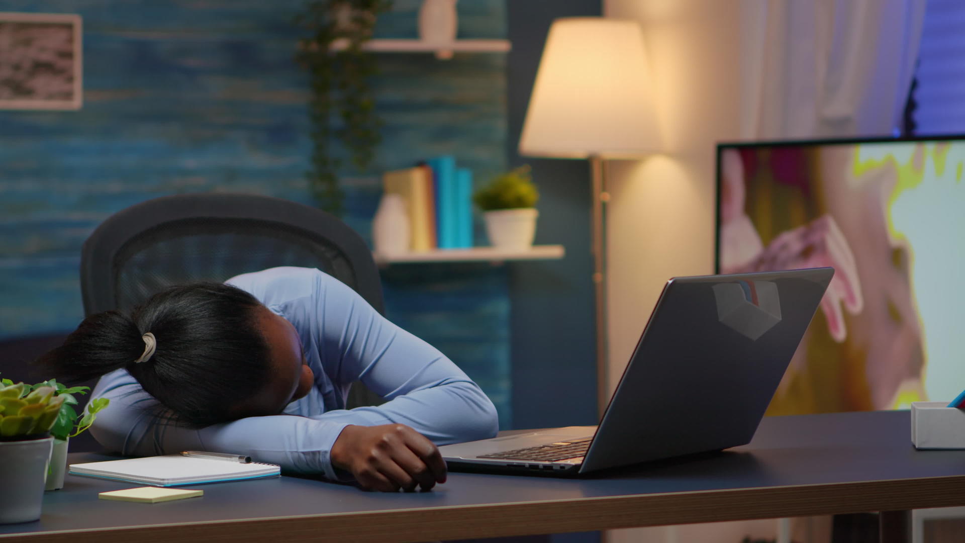 疲惫的黑人女商人在办公桌上睡着了视频的预览图