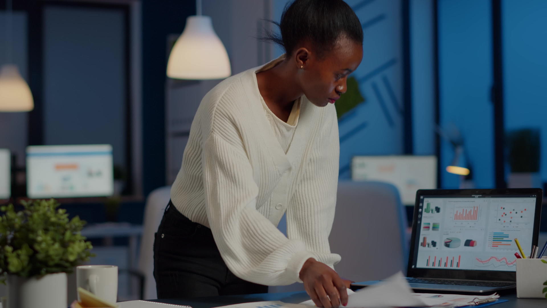 非洲女力的非洲女经理站在办公桌旁视频的预览图