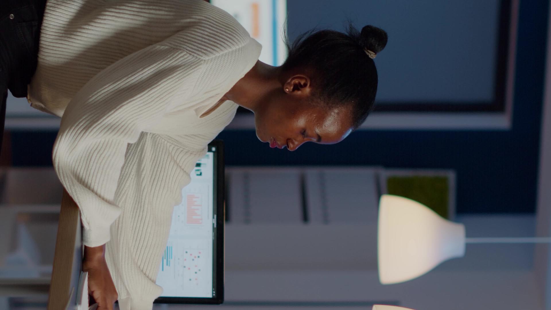 非洲商业女性从笔记本电脑上阅读商业报告视频的预览图