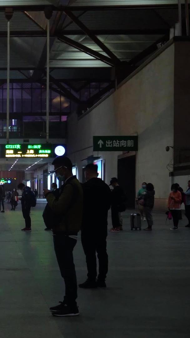 夜间高铁进站视频的预览图