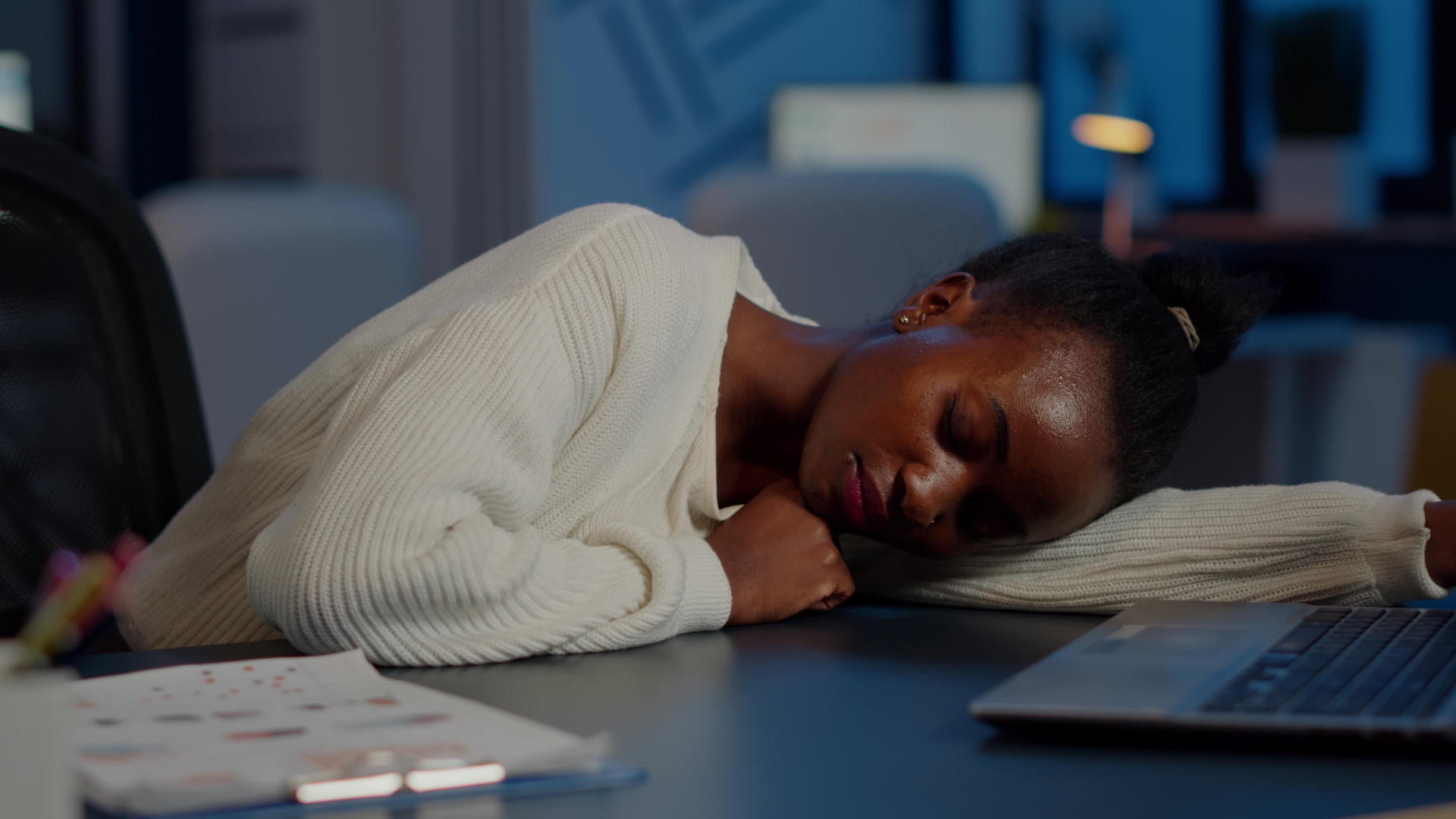 加班在办公桌上睡觉的时候用手睡觉视频的预览图