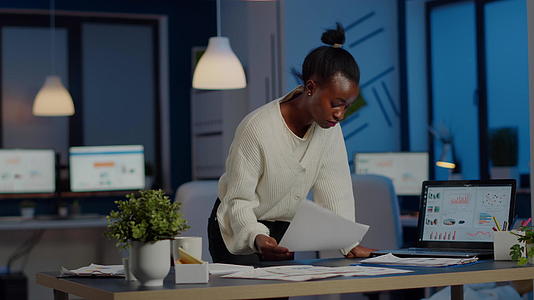 从事财务文件的非洲女经理站在办公桌前视频的预览图