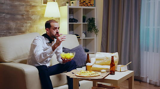 带领吃薯片的疲惫和兴奋的企业家视频的预览图