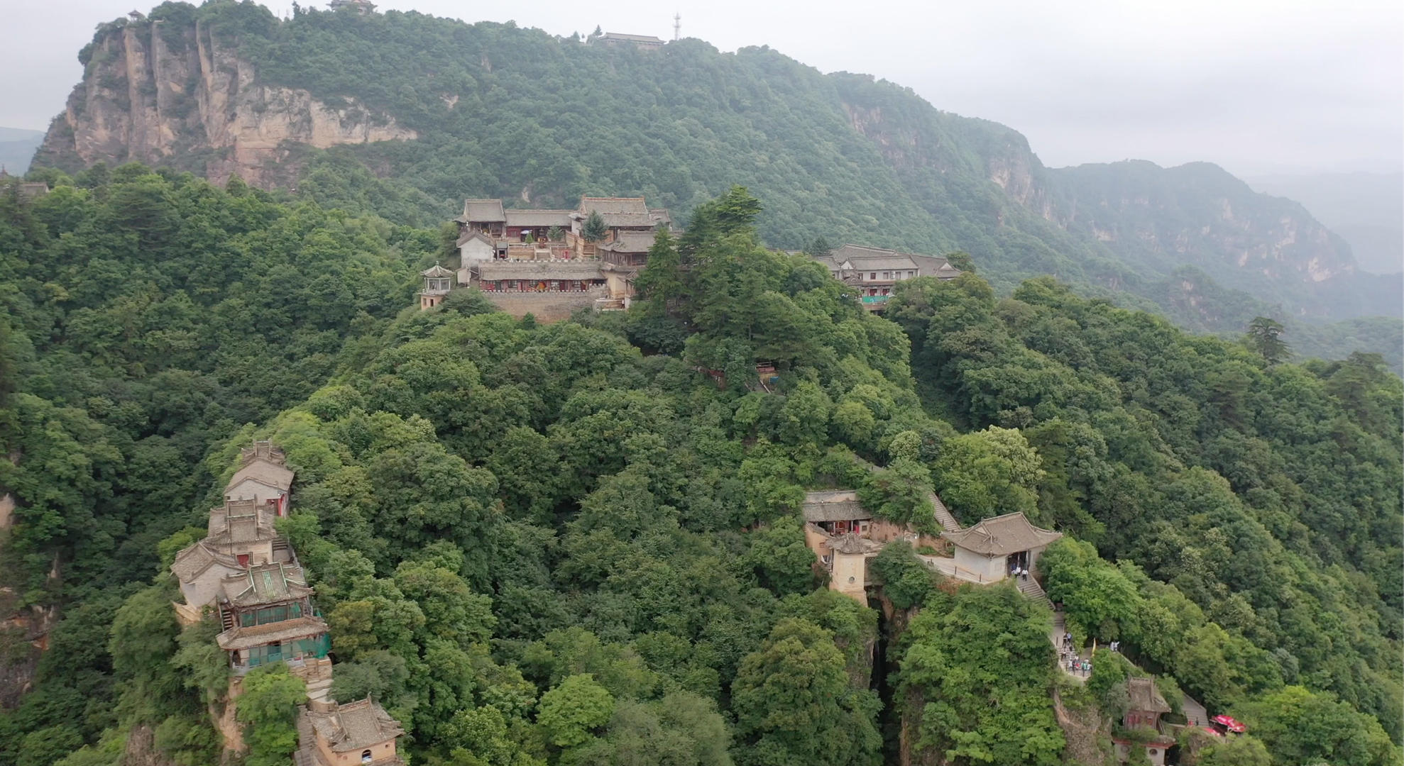甘肃崆峒山山上的寺庙视频的预览图