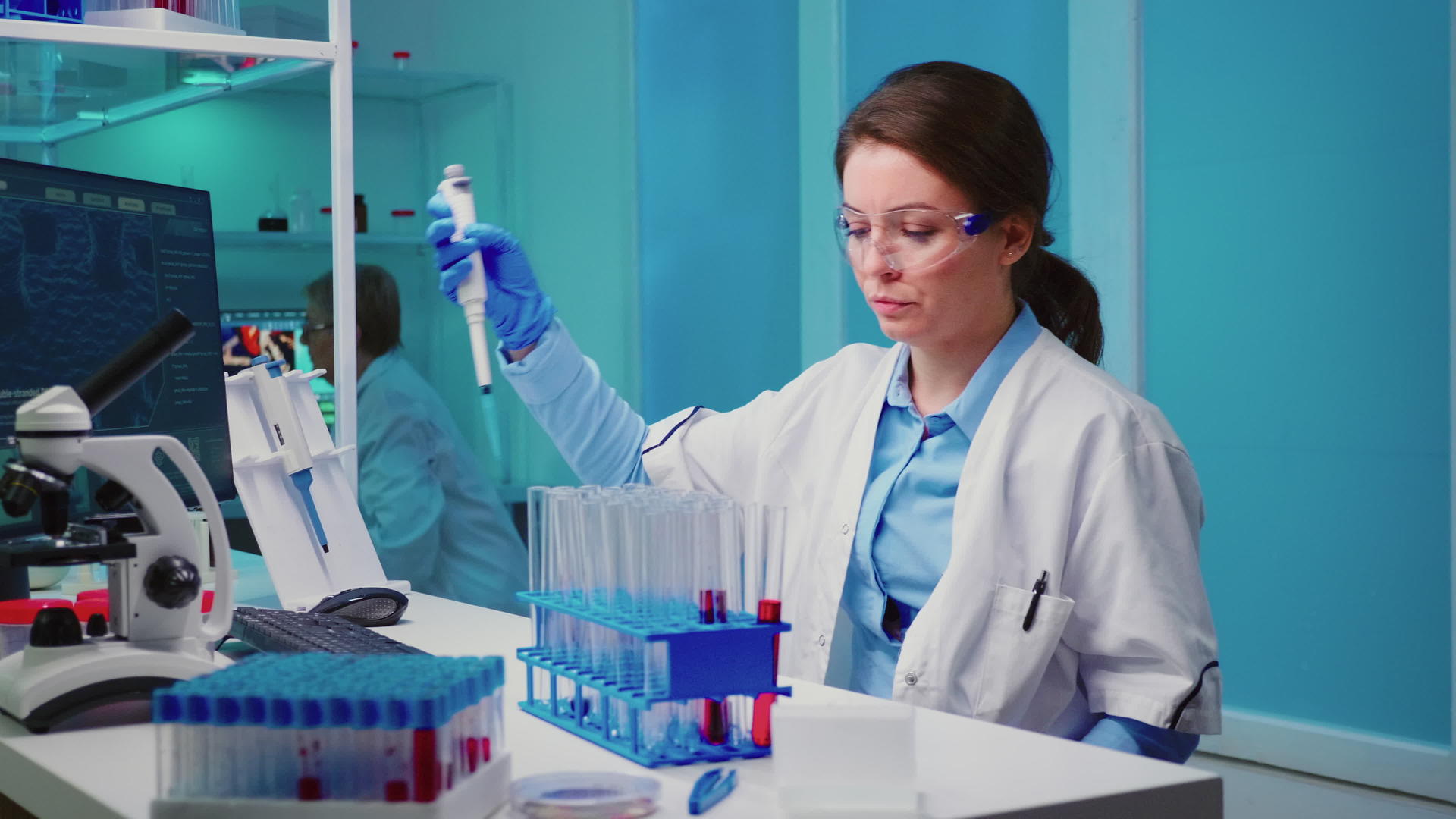 科学家和护士使用微气管填充测试管视频的预览图