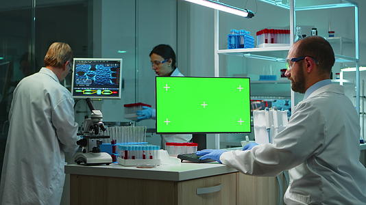 科学家庭绿色模型在计算机上打字视频的预览图