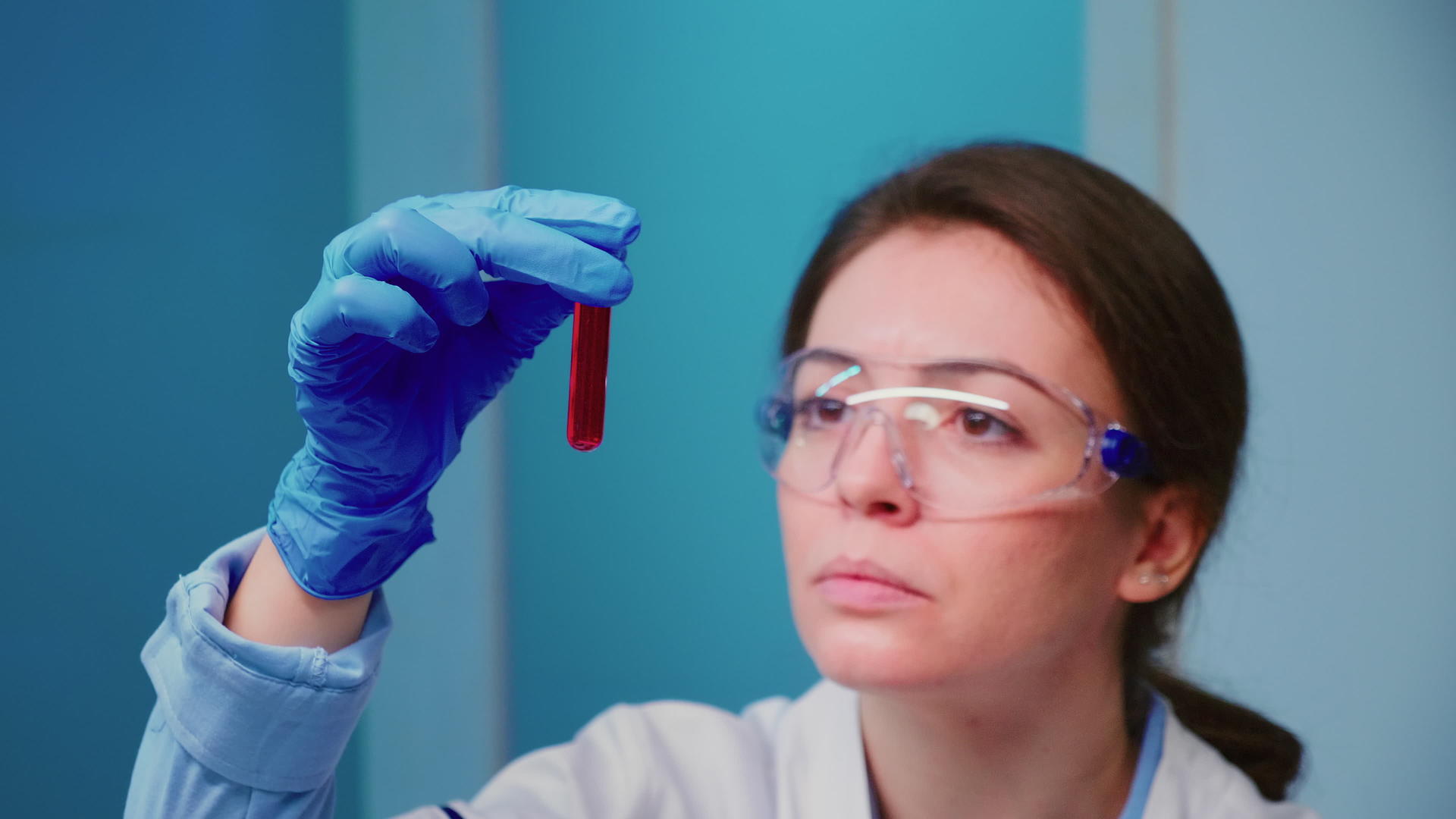 女科学家检查血样视频的预览图