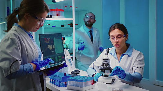 积极的科学家团队研究小组成员在化学实验室工作视频的预览图