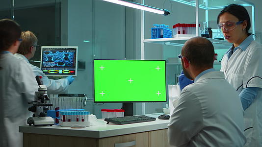 微生物学家团队使用计算机研究绿色屏蔽视频的预览图