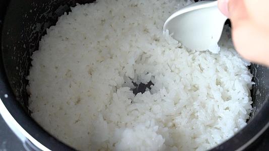 4K煮米饭过程视频的预览图