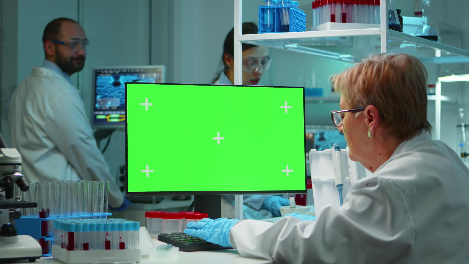 使用绿色屏幕计算机工作的高级医生视频的预览图