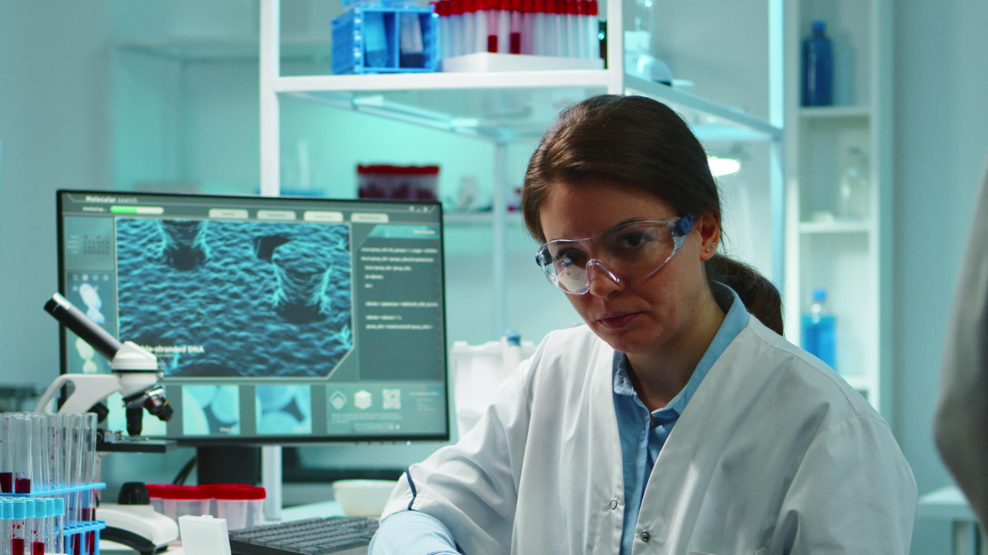 科学家护士的肖像在相机上看起来很累视频的预览图