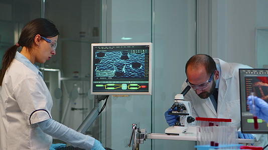 科学家小组使用显微镜检查开发情况视频的预览图