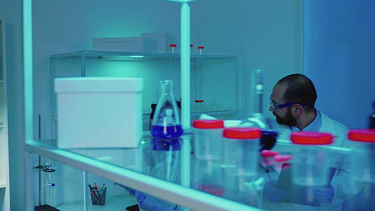 科学家在化学设备齐全的实验室工作视频的预览图