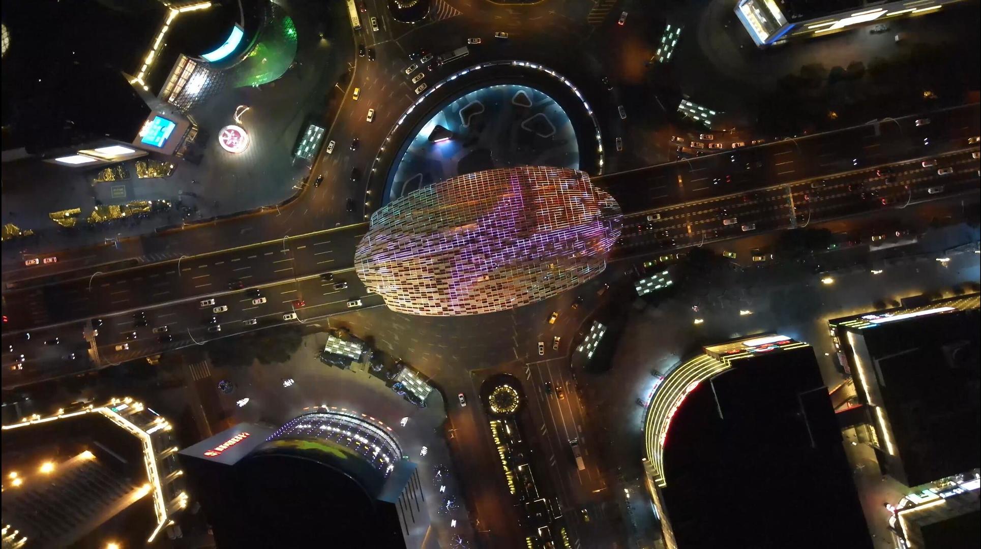 4k上海地标五角场巨蛋夜景交通车流马路灯光俯视航拍视频的预览图