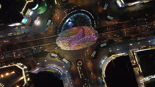 4k上海地标五角场巨蛋夜景交通车流马路灯光俯视航拍视频的预览图
