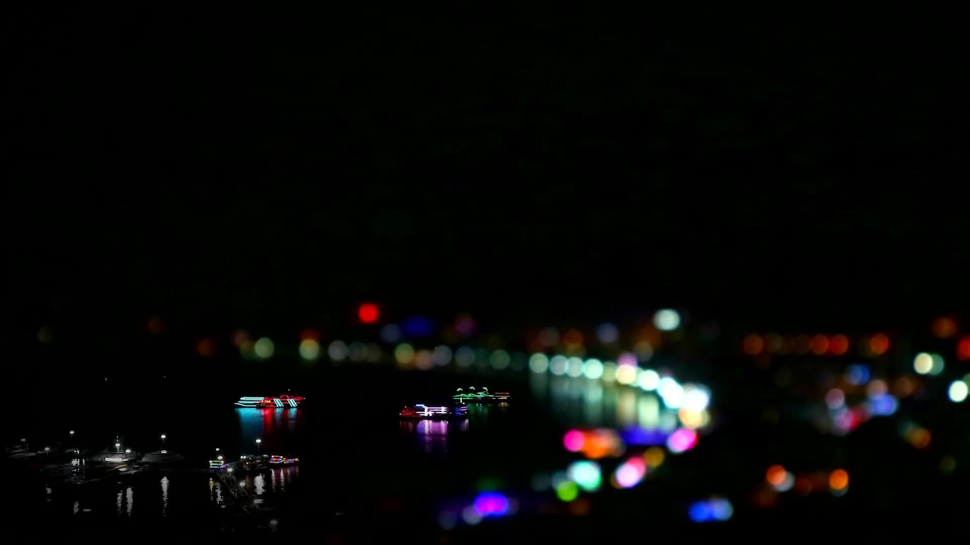 沿海城市的灯光模糊不清视频的预览图